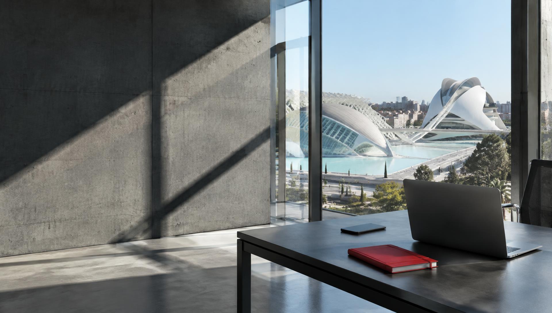 Espacio de trabajo con vistas a la arquitectura de Valencia